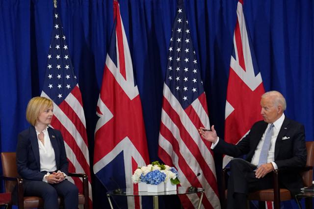 조 바이든(오른쪽) 미국 대통령이 21일(현지시간) 뉴욕 유엔본부에서 리즈 트러스 영국 신임 총리와 정상회담을 갖고 있다. 뉴욕=로이터 연합뉴스