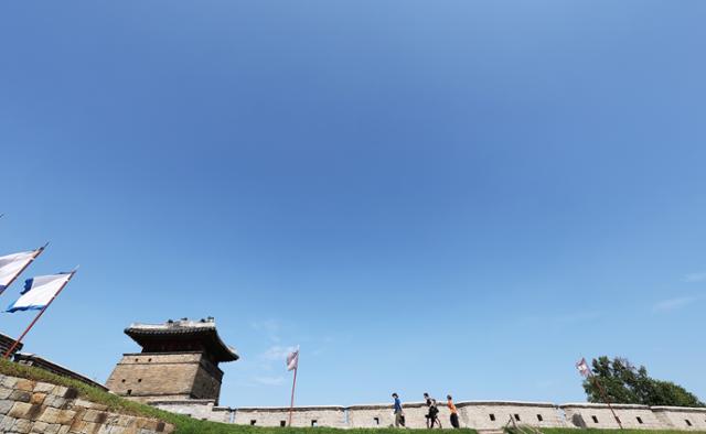 22일 오전 경기 수원시 세계문화유산 화성(華城)을 찾은 시민이 화서문 주변 성곽길을 걷고 있다. 연합뉴스