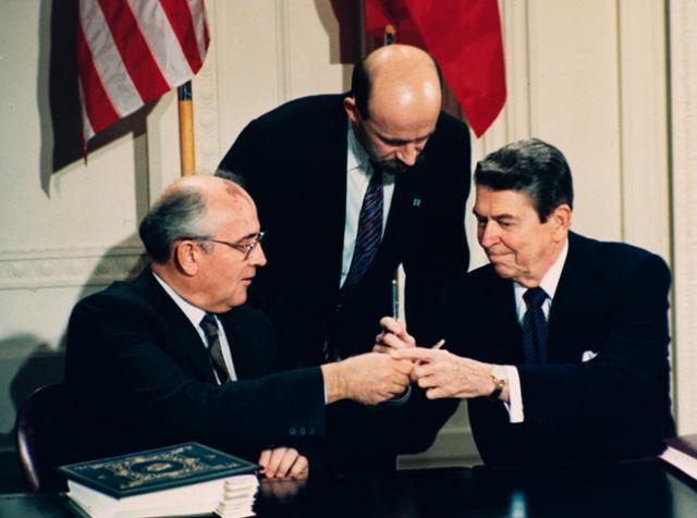 로널드 레이건(오른쪽) 미국 대통령과 미하일 고르바초프 소비에트 연방 공산당 서기장이 1987년 미국 워싱턴 백악관에서 조약에 서명한 후 펜을 교환하고 있다. AP 연합뉴스 자료사진