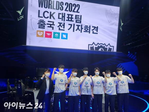 22일 출국을 앞두고 열린 기자회견에서 DRX 감독과 선수가 화이팅을 외치고 있다. [사진=박예진 기자]