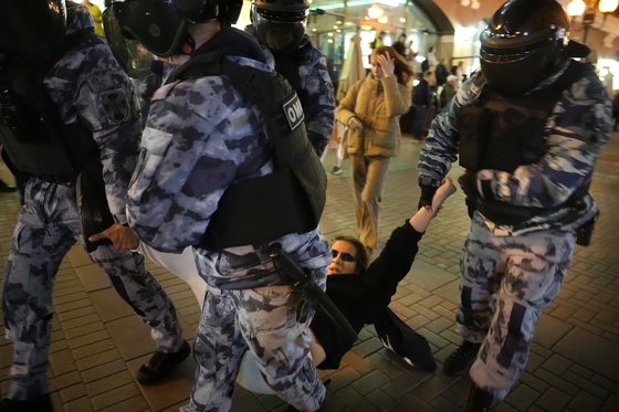 21일 러시아 모스크바에서 예비군 동원령에 반대하는 시위대를 경찰이 진압하고 있다. AP=연합뉴스
