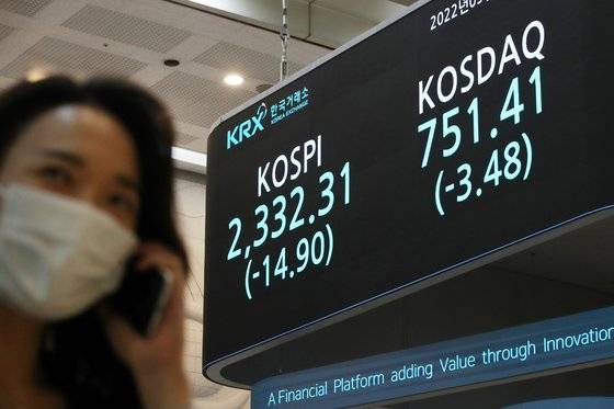 서울 영등포구 여의도 한국거래소 로비 전광판에 코스피 지수가 전 거래일 대비 14.9p(0.63%) 하락한 2,332.31을 나타내고 있다.  이날 코스닥 지수는 전 거래일 대비 3.48p(0.46%) 내린 751.41, 달러·원 환율은 15.5원 오른 1,409.7원으로 장을 마감했다. [뉴스1]