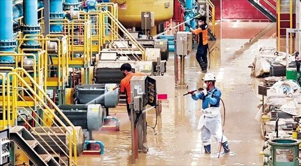 소방관들이 지난 11일 태풍 힌남노로 피해를 본 포스코 포항제철소에서 복구 작업을 벌이고 있다. 포스코는 태풍으로 가동을 멈춘 3개 고로를 14일 재가동했지만, 침수 피해가 큰 압연 설비는 정상 가동까지 수개월이 걸릴 전망이다. /소방청 제공