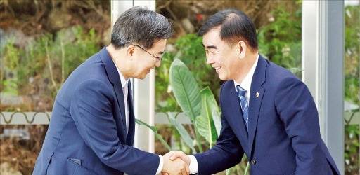 염종현 경기도의회 의장(오른쪽)이 지난 8월 18일 김동연 경기지사와 오찬 정담회에서 반갑게 인사하고 있다. /경기도의회 제공