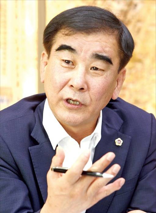 염종현 경기도의회 의장은 22일 한국경제신문과의 인터뷰에서 경기도와의 ‘강력한 협치’를 통해 지역경제 활성화와 실질적인 자치분권을 견인하는 데 집중하겠다고 밝혔다. /경기도의회 제공