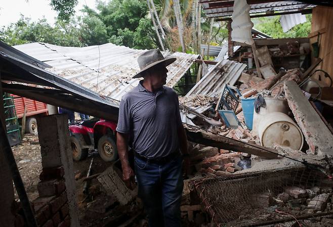 지난 20일(연합뉴스) 멕시코 미초반시에서 주민이 지진으로 무너진 집에 들어가고 있다. 로이터연합뉴스