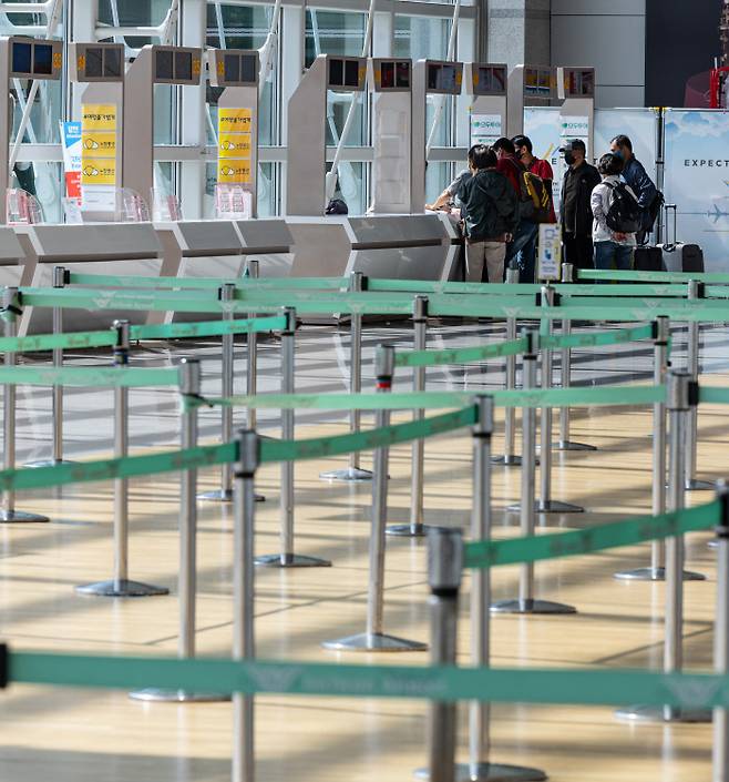 주춤한 코로나, 날뛰는 환율, 한산한 공항 원·달러 환율이 13년6개월 만에 1400원을 돌파한 22일 인천공항 1터미널 출국장이 한산한 모습이다. 코로나19가 주춤하면서 항공·여행업계가 회복 조짐을 보였으나 고환율로 인해 다시 어려움을 겪을 것이란 예상이 나온다. 연합뉴스