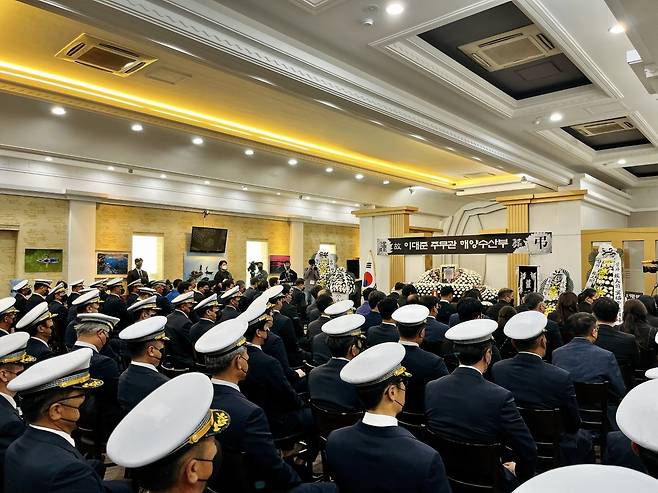 Mourners on Thursday pay final respects to Lee Dae-jun, the South Korean fisheries official who was captured and shot dead by North Korean troops at sea, at a funeral home in Mokpo, South Jeolla Province. (Kim Arin/The Korea Herald)