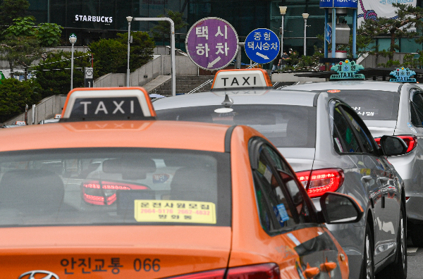 지난 5월 서울역에서 택시들이 대기하고 있는 모습. 이한결 기자
