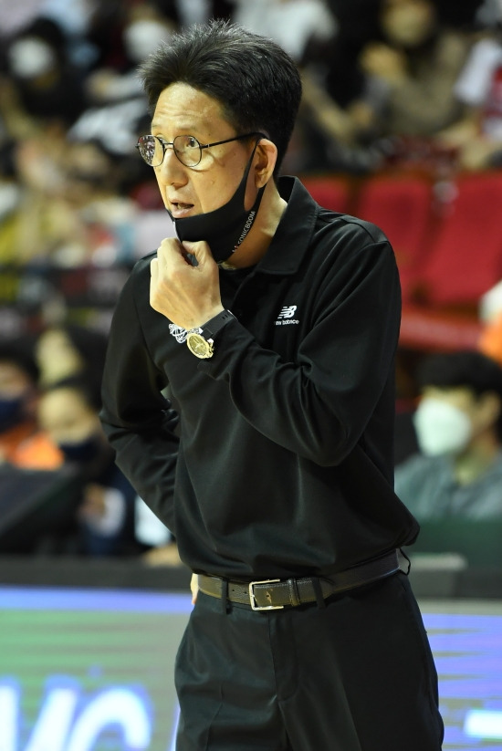 서동철 kt 감독은 21일 KBL 센터에서 열린 2022 KBL 신인선수 드래프트 순위 지명 추첨식 결과에 크게 놀랐다. 전체 2순위 지명권을 얻은 그는 마음 편히 드래프트를 지켜볼 수 있게 됐다. 사진=KBL 제공