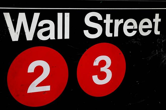 A sign for the Wall Street subway station in the financial district in New York City, U.S., August 23, 2018. REUTERS/Brendan McDermid /사진=로이터=뉴스1