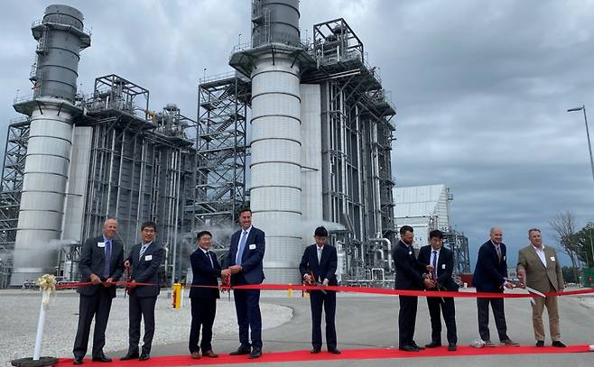 이승우 한국남부발전 사장(왼쪽에서 3번째)이 미국 미시간주에서 나일스 가스복합발전소 준공식을 하고 있다./사진제공=한국남부발전