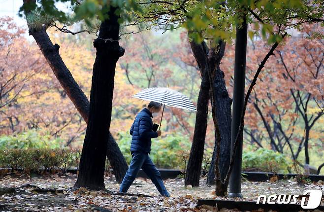 비가 내리며 쌀쌀한 날씨를 보인 지난해 11월 8일 서울 양천구 목동 인근에서 한 시민이 우산을 쓴 채 발걸음을 재촉하고 있다. /사진=뉴스1