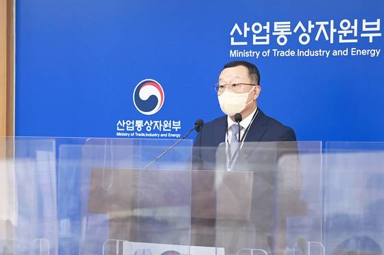 (서울=뉴스1) = 조성환 현대모비스 대표이사가  20일 오전 정부세종청사에서 국제표준화기구(ISO) 차기 회장 선거 입후보 관련 브리핑을 하고 있다.  ISO는 표준 수 기준 세계 최대 규모의 표준기구로, 회장은 총회와 이사회 의장으로서 의사결정에 큰 영향력을 행사하는 지위를 가지며 정회원 투표로 선출한다. (산업통상자원부 제공) 2022.6.20/뉴스1