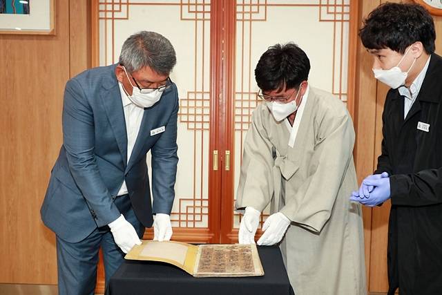 김학동 예천군수(왼쪽)가 경북 유형문화재로 지정된 '퇴계선생수목'를 살펴보고 있다./사진제공=경북 예천군