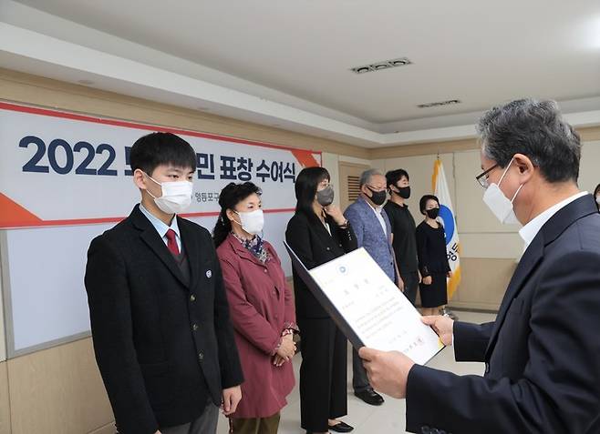 [서울=뉴시스]표창장 받는 신민제 군.(사진=영등포구청 제공) *재판매 및 DB 금지