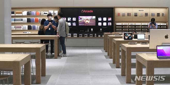 [서울=뉴시스] 김금보 기자 = 22일 오전 서울 송파구 애플스토어 잠실점에서 미디어프리뷰행사가 진행되고 있다. 오는 24일 롯데월드몰 1층에 정식 개점하는 애플스토어 잠실점은 지난 4월 문을 연 명동점에 이은 국내 4호점이다. 2022.09.22. kgb@newsis.com