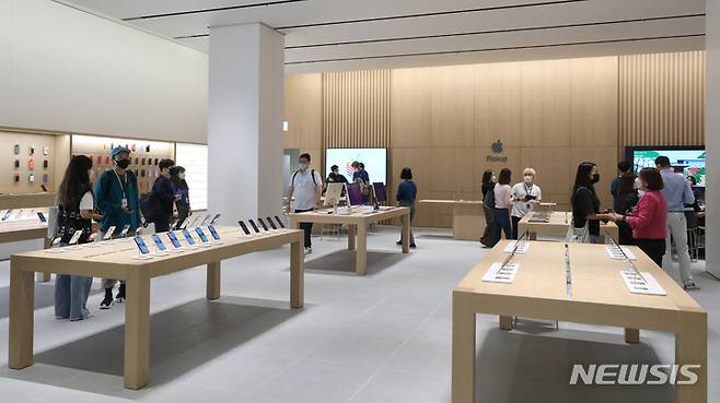 [서울=뉴시스] 김금보 기자 = 22일 오전 서울 송파구 애플스토어 잠실점에서 미디어프리뷰행사가 진행되고 있다. 오는 24일 롯데월드몰 1층에 정식 개점하는 애플스토어 잠실점은 지난 4월 문을 연 명동점에 이은 국내 4호점이다. 2022.09.22. kgb@newsis.com