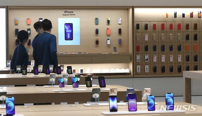 [서울=뉴시스] 김금보 기자 = 22일 오전 서울 송파구 애플스토어 잠실점에서 미디어프리뷰행사가 진행되고 있다. 오는 24일 롯데월드몰 1층에 정식 개점하는 애플스토어 잠실점은 지난 4월 문을 연 명동점에 이은 국내 4호점이다. 2022.09.22. kgb@newsis.com