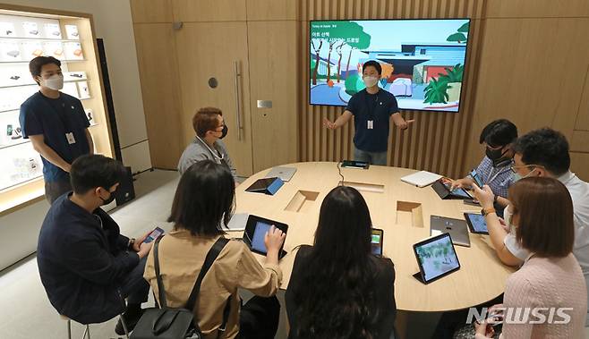 [서울=뉴시스] 김금보 기자 = 22일 오전 서울 송파구 애플스토어 잠실점에서 미디어프리뷰행사가 진행되고 있다. 오는 24일 롯데월드몰 1층에 정식 개점하는 애플스토어 잠실점은 지난 4월 문을 연 명동점에 이은 국내 4호점이다. 2022.09.22. kgb@newsis.com