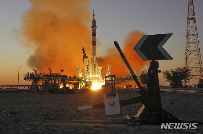 [AP/뉴시스] 21일(현지시간) 카자흐스탄 바이코누르 우주센터에서 러시아 우주비행사 2명과 미국 우주비행사 1명을 태운 소유즈 우주선 MS-22가 발사되고 있다. 2022.09.22