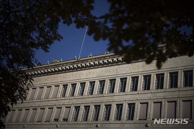 [취리히(스위스)=AP/뉴시스]스위스 취리히의 스위스 중앙은행인 스위스국립은행 22일 모습. 미 연준을 비롯한 전 세계 중앙은행들이 인플레이션 억제를 위한 공격적 움직임을 보임에 따라 스위스 중앙은행은 이날 0.75%포인트라는 사상 최대의 기준 금리 인상을 단행했다. 2022.9.22