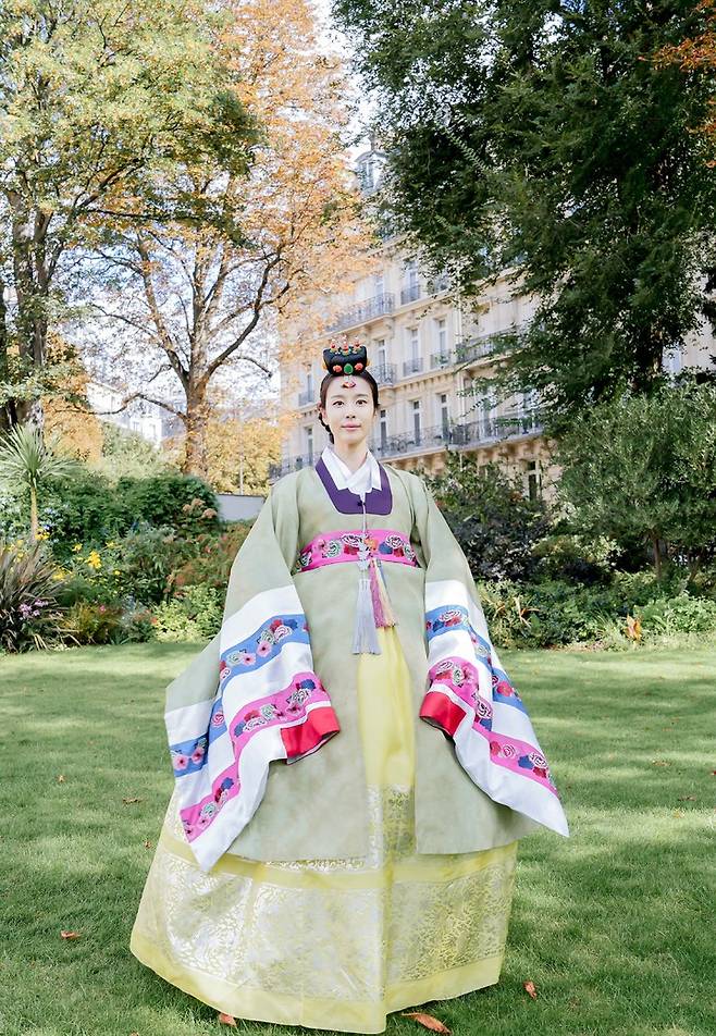 [서울=뉴시스] 김근수 기자 = 대한민국 한복모델 선발대회 조직위원회는 ‘2022 프랑스-대한민국 한복모델 선발대회’의 ‘진, 선, 미’ 프랑스 한복모델과 대한민국 ‘진, 선, 미’ 한복모델이 프랑스 파리에서 해외 화보촬영을 진행했다고 밝혔다. 사진은 2022 대한민국 한복모델 선발대회에서 미 수상한 김민주. (사진 = 대한민국 한복모델 선발대회 조직위원회 제공) 2022.09.22. photo@newsis.com *재판매 및 DB 금지