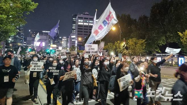 신당역 스토킹 살인 피해자 추모식 참석자들이 행진중이다. 김정록 기자