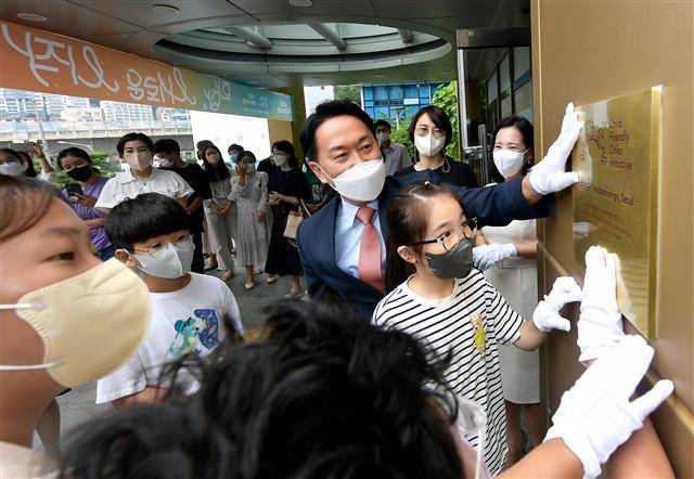 이성헌(가운데) 서울 서대문구청장이 지역 아동들과 함께 ‘유니세프 아동친화도시 상위 단계 인증’ 현판을 아동의 눈높이에 맞춰 단 뒤 살펴보고 있다. 서대문구 제공