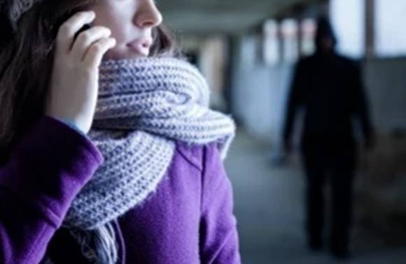 여자를 스토킹하는 남자 자료사진. 123RF