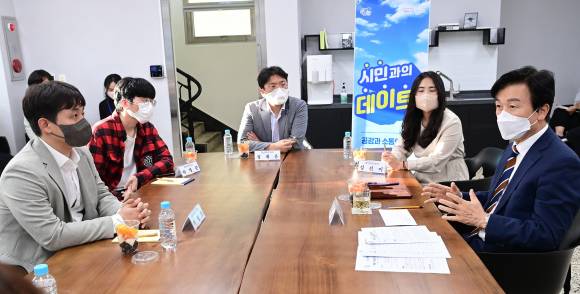 조규일 진주시장(사진 맨 오른쪽)이 9월21일 대안동 진주문화제작소에서 '2022 청년네트워크' 위원들과 9월 '시민과의 데이트' 시간을 갖고 청년 일자리 창출 정책 등에 대해 설명하고 있다. ⓒ진주시