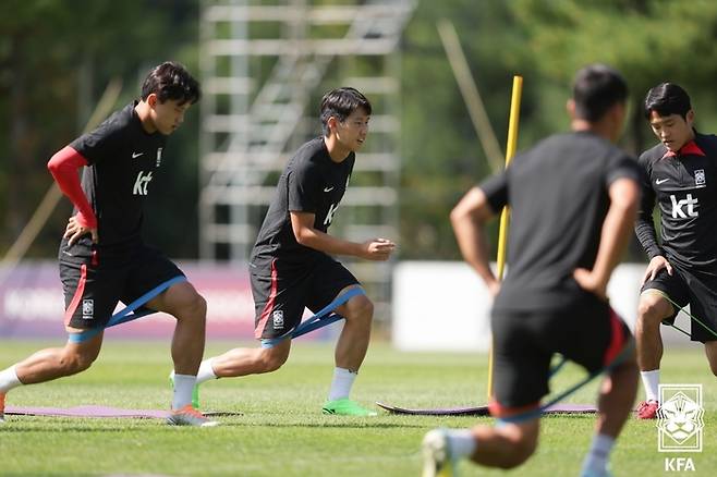 한국 축구대표팀의 이강인(가운데)이 22일 파주 축구대표팀트레이닝센터에서 훈련하고 있다.   대한축구협회 제공