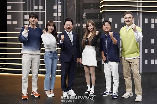 규현, 수빈, 한문철, 한보름, 이수근, 기욤 패트리가 22일 오전 온라인 생중계로 진행된 JTBC 예능 '한문철의 블랙박스 리뷰' 제작발표회에 참석해 포즈를 취하고 있다. 대한민국 교통문화 개선을 위한 한.블.리의 '엄지척 드라이버' 프로젝트 '한문철의 블랙박스 리뷰'는 오늘(22일) 첫 방송된다. /사진제공=JTBC 2022.09.22 /사진=이동훈 기자 photoguy@