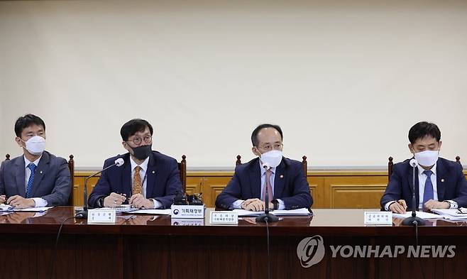 질의응답 시간 갖는 금융당국 수장들 (서울=연합뉴스) 이지은 기자 = 추경호 경제부총리 겸 기획재정부 장관 등 금융당국 수장들이 22일 오전 서울 중구 은행회관에서 열린 비상거시경제금융회의를 마친 뒤 취재진의 질문에 답하고 있다. 왼쪽부터 이복현 금융감독원장, 이창용 한국은행 총재, 추 부총리, 김주현 금융위원장. 2022.9.22 jieunlee@yna.co.kr