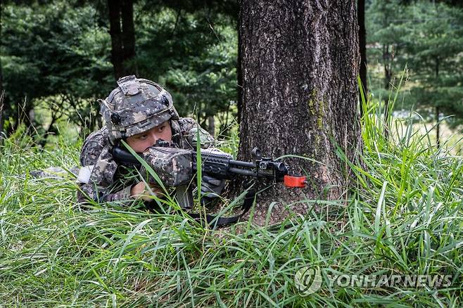 마일즈 장비를 착용하고 조준하는 장병   [연합뉴스 자료사진] andphotodo@yna.co.kr