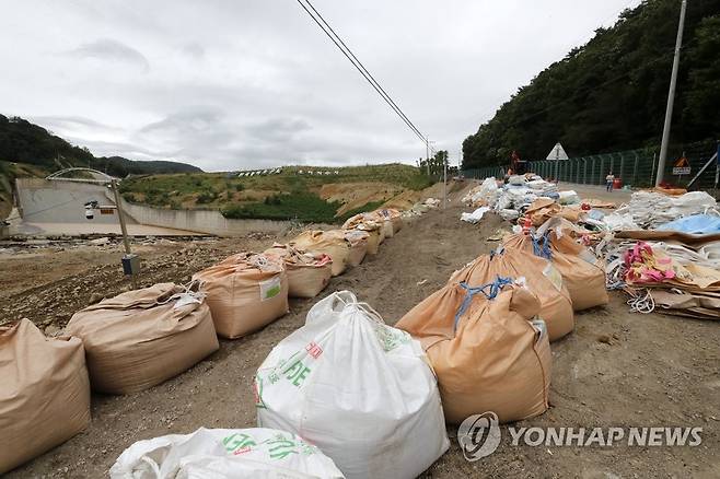 하천 보강에 쓸 대형 포대 (포항=연합뉴스) 손대성 기자 = 18일 경북 포항시 남구 오천읍 항사리에서 작업자들이 지난 제11호 태풍 힌남노로 피해가 난 냉천 주변을 보강하고 있다. 2022.9.18 sds123@yna.co.kr