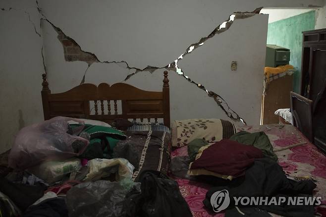 "멕시코 규모 6.7 지진…건물 흔들려"<로이터> (후이존틀라 AP=연합뉴스) 지난 20일(현지시간) 멕시코 미초아칸주 후이존틀라에 있는 한 주택의 벽이 전날 발생한 규모 7.6의 강진으로 인해 심하게 갈라져 있다. 미국 지질조사국(USGS)에 따르면 진앙은 수도 멕시코시티 서쪽 475km 태평양 연안이며 진원의 깊이는 15.1km로 관측됐다.  ddy04002@yna.co.kr