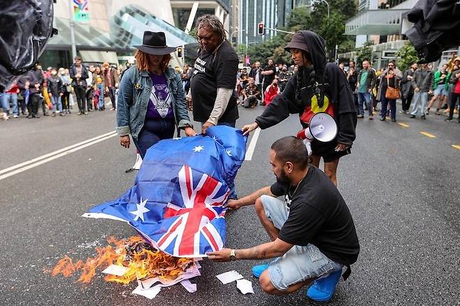호주 브리즈번에서 열린 군주제 철폐 시위에서 호주 국기를 불태우는 시위대 [호주 공영 ABC 방송 홈페이지 캡처, 재판매 및 DB금지]