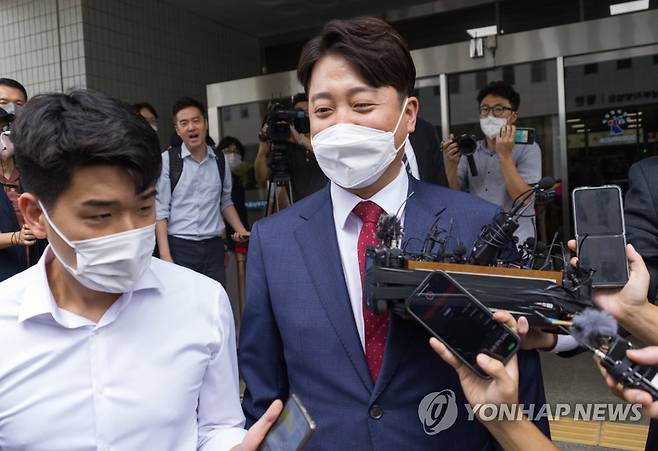 남부지법 나서는 이준석 전 대표 (서울=연합뉴스) 국민의힘 이준석 전 대표가 14일 오전 서울 양천구 서울남부지방법원에서 열린 국민의힘 당헌 효력 정지 가처분 심문을 마친 뒤 법원을 나서고 있다. 2022.9.14 [국회사진기자단] srbaek@yna.co.kr