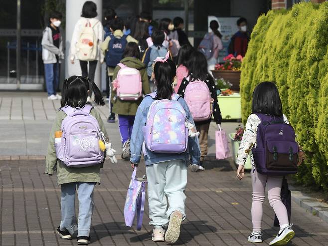 지난 5월 서울 광진구의 한 초등학교에서 학생들이 등교하고 있다. (사진=사진공동취재단)