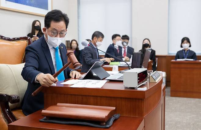 유기홍 국회 교육위원회 위원장이 23일 오전 서울 여의도 국회에서 열린 교육위원회 전체회의에서 의사봉을 두드리고 있다. (사진= 국회사진기자단)