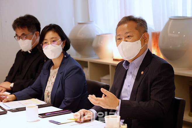 이상민 행안부 장관이 23일 오후 청소년보호 관련 일선 학교전담경찰관 및 학부모들과 현장 의견수렴 등 애로사항을 듣기 위한 간담회를 하고 있다. (사진=행안부)