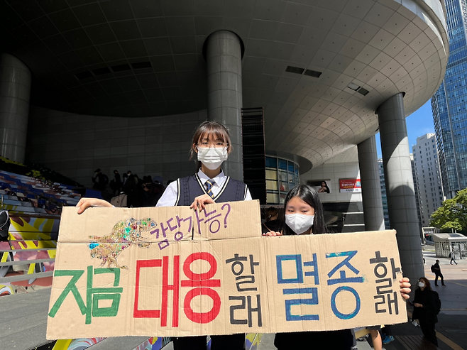 고은채(17)씨와 양승희(17)씨는 직접 팻말을 만들어 글로벌 기후파업에 참석했다. 교복을 입고 있는 모습이다. (사진=염정인 인턴 기자)