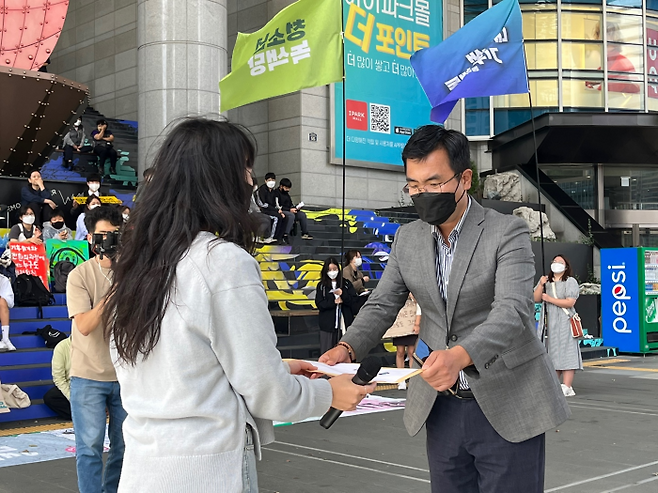 경찰 관계자에게 서한을 전달하는 ‘청소년 기후행동’ 활동가의 모습(사진=염정인 인턴 기자)