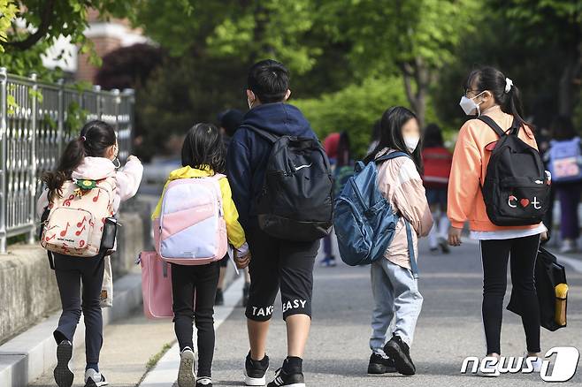 한 초등학교 학생들이 등교하고 있다. (사진은 기사 내용과 무관함) / 뉴스1 ⓒ News1 사진공동취재단