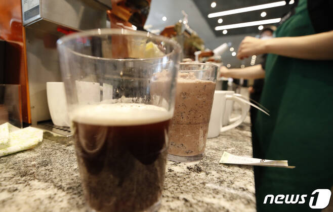 서울 도심의 한 카페에서 점원이 음료를 제조하고 있다. 2022.4.1/뉴스1 ⓒ News1 권현진 기자