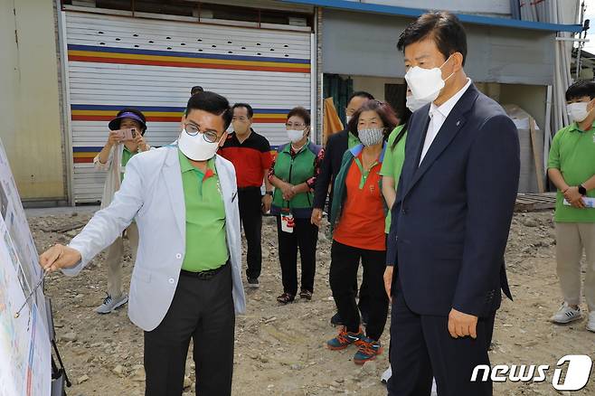 박범인 군수(오른쪽 두번째)가 도시재생사업지를 찾아 관계 공무원으로부터 설명을 듣고 있다.(금산군 제공)