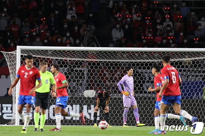 파울루 벤투 대한민국 축구국가대표팀이 23일 오후 경기 고양종합운동장에서 열린 코스타리카의 친선경기에서 동점골을 허용한뒤 아쉬워하고 있다. 2022.9.23/뉴스1 ⓒ News1 이광호 기자