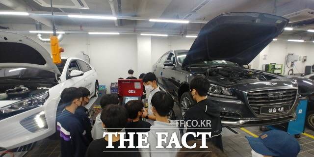 한국폴리텍대학 광주캠퍼스 스마트전기자동차과는 수완중학교 학생 26명을 대상으로 직업진로체험 프로그램을 실시했다고 23일 밝혔다./한국폴리텍대학 광주캠퍼스 제공