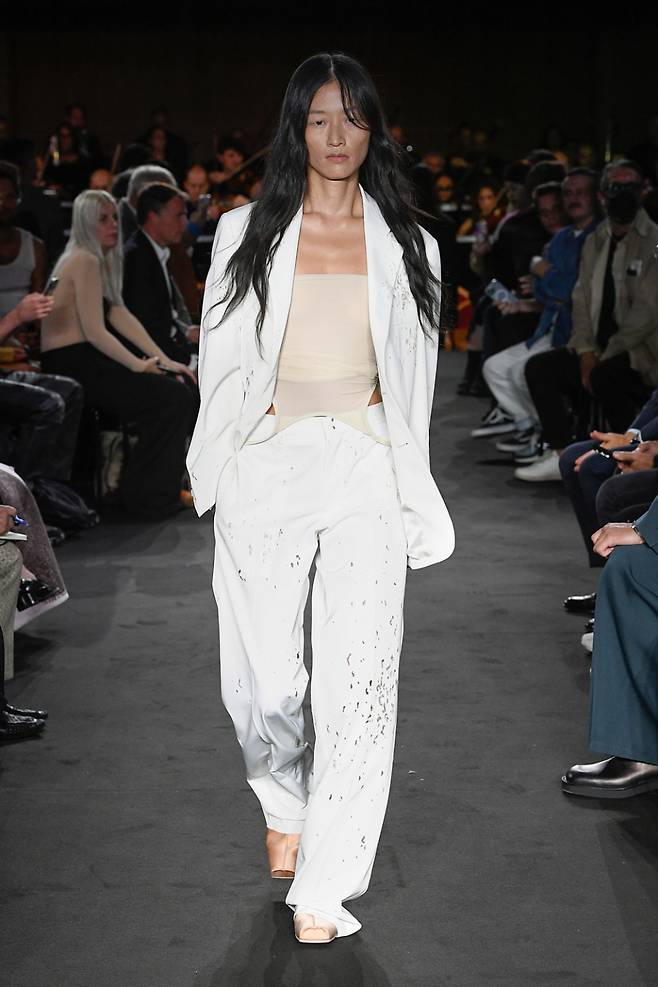 사진 : 프랑스 패션 브랜드, MM6 메종 마르지엘라 MM6 Maison Margiela SS23 Look, '2023 봄-여름 패션쇼' 밀란 패션위크 ⓒMM6 - Maison Margiela